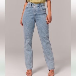 Abercrombie - Curve Love Ultra High Rise 90s Straight Jean